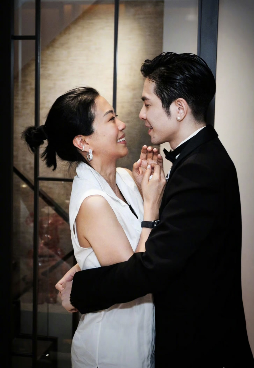 女方是summer姐林有惠,两人相伴16年,昨天是林有惠的生日,老萧是前