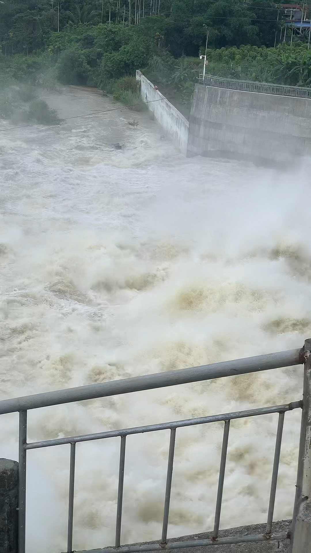 带你体验水库泄洪,全通道开放,震撼壮观