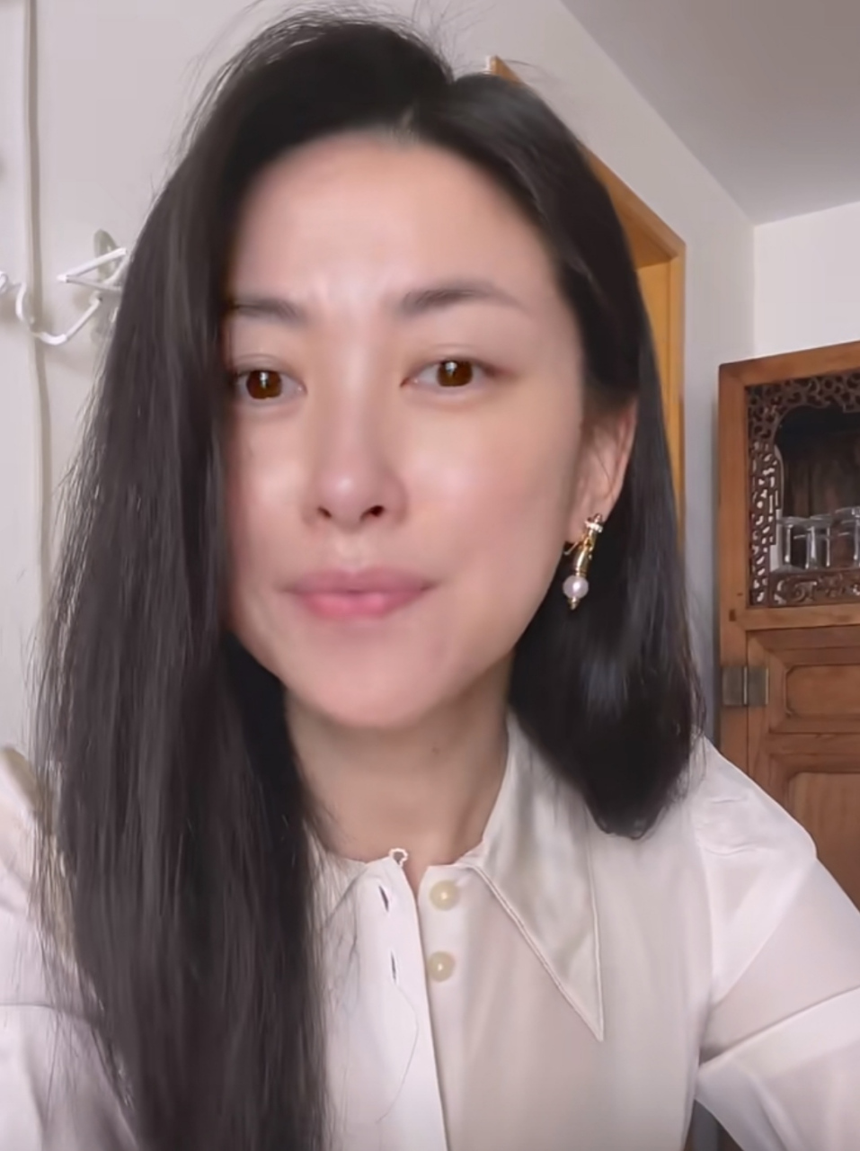 朱珠卸了妆敷保湿水,她素颜总有种眼睛浮肿的感觉,精致感消失了,不