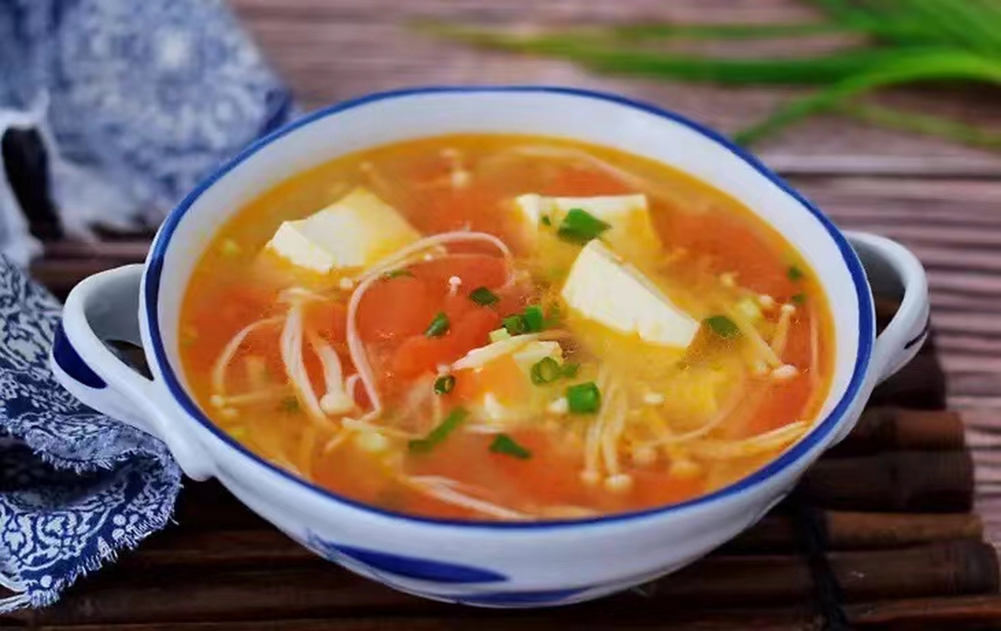 番茄金针菇豆腐汤:  番茄清洗干净,在顶部划上十字.