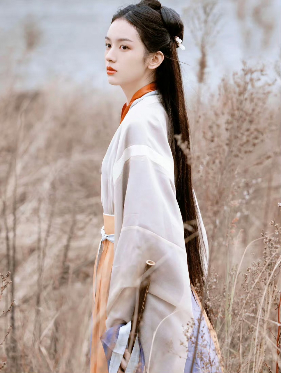 周也古装好美,撑伞抬眸真的好有氛围感,今天也是被也子的脸霸凌的一天
