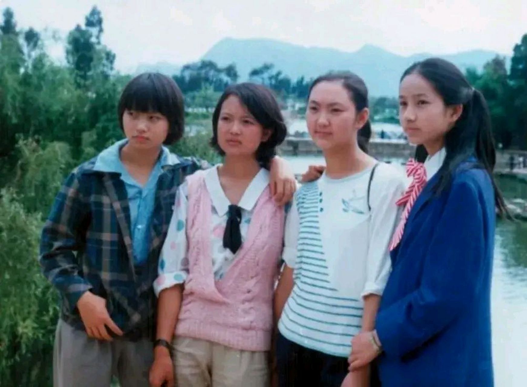 这张照片拍摄于1988年,云南省昆明市某中学的学生,在郊外春游时的合影