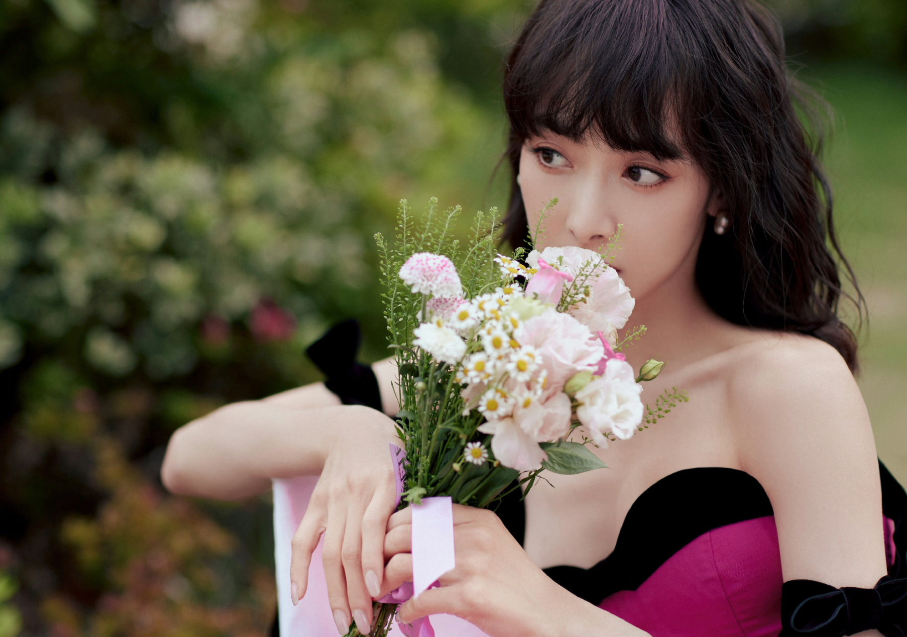 宋茜bazaar icons 时尚芭莎年度派对,今天是pink lady,玫瑰粉礼裙配黑