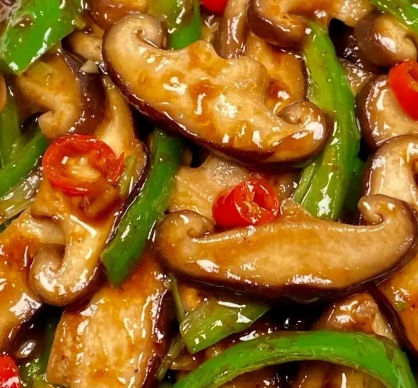 蚝油香菇  食材:香菇,青椒,小米辣,蒜末,葱花.