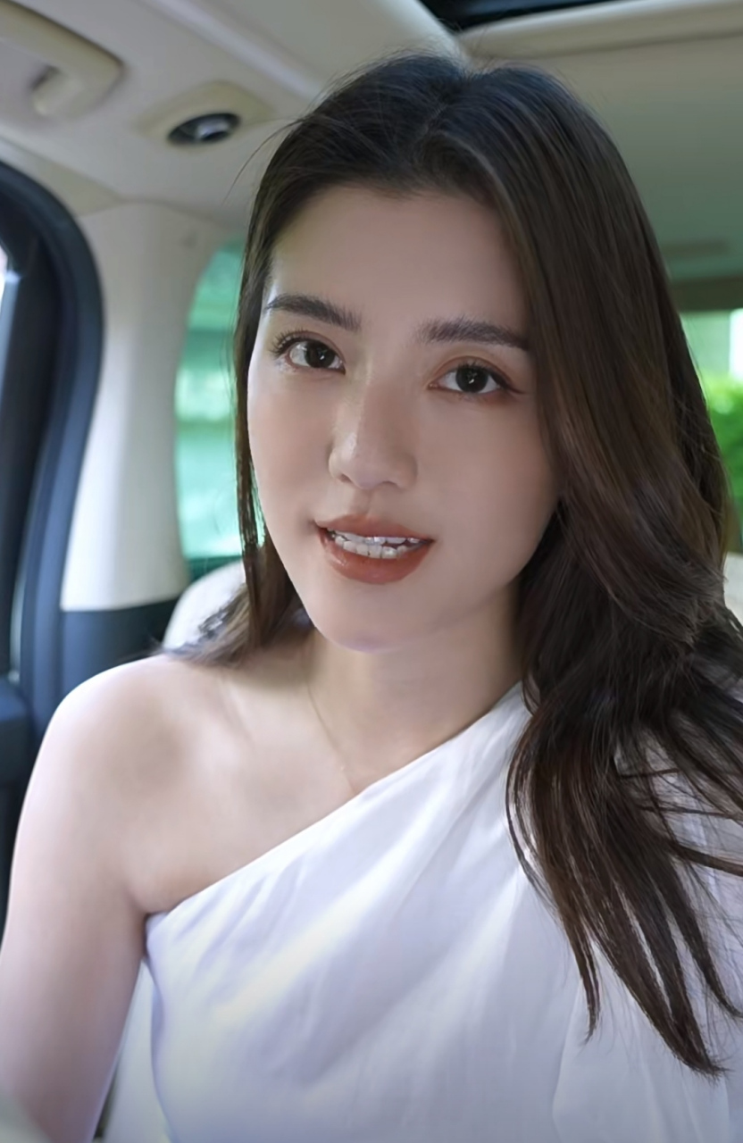 吴千语穿斜肩礼服参加名媛聚会,在餐桌上气质优雅,举止落落大方.