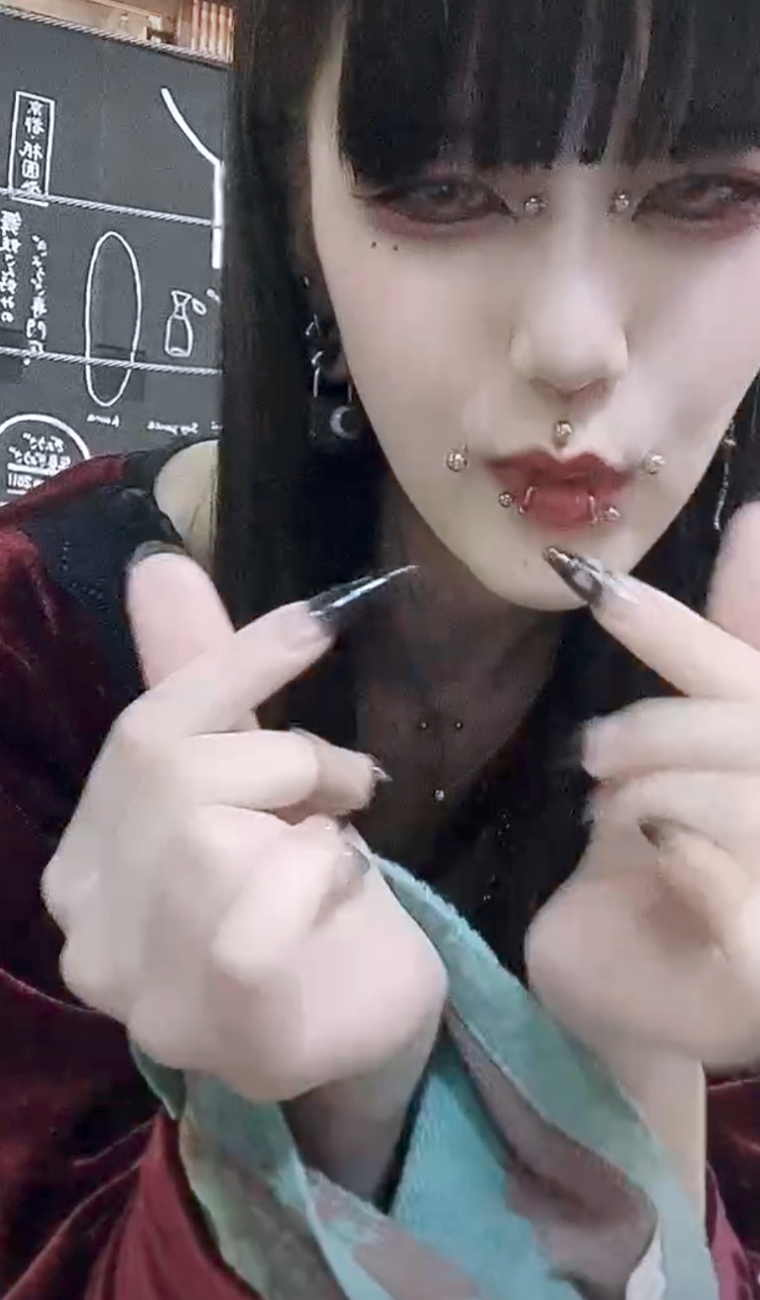 一脸钉子的女人,你能接受吗