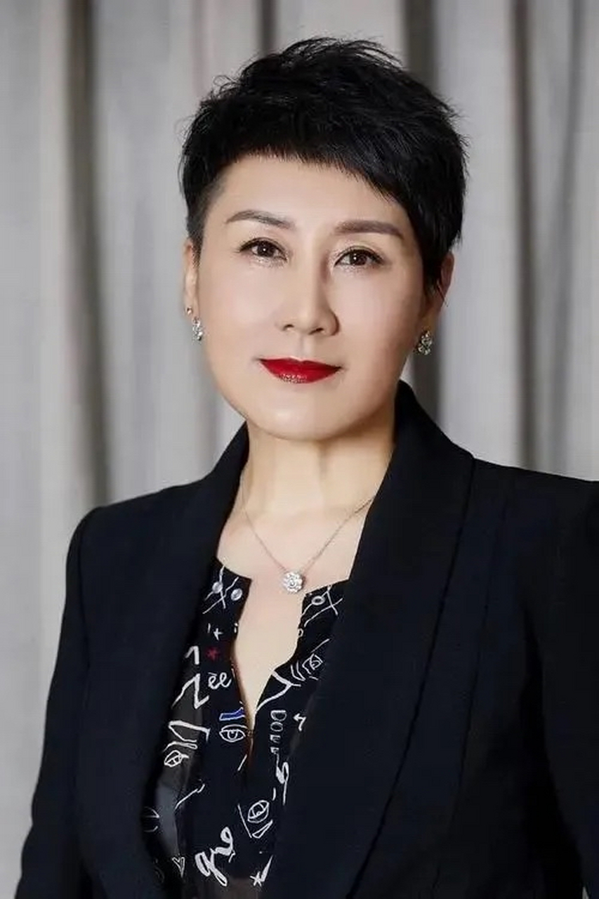 1989年,《渴望》拍到一半时,饰演刘慧芳的张凯丽哀求导演说:"导演,你