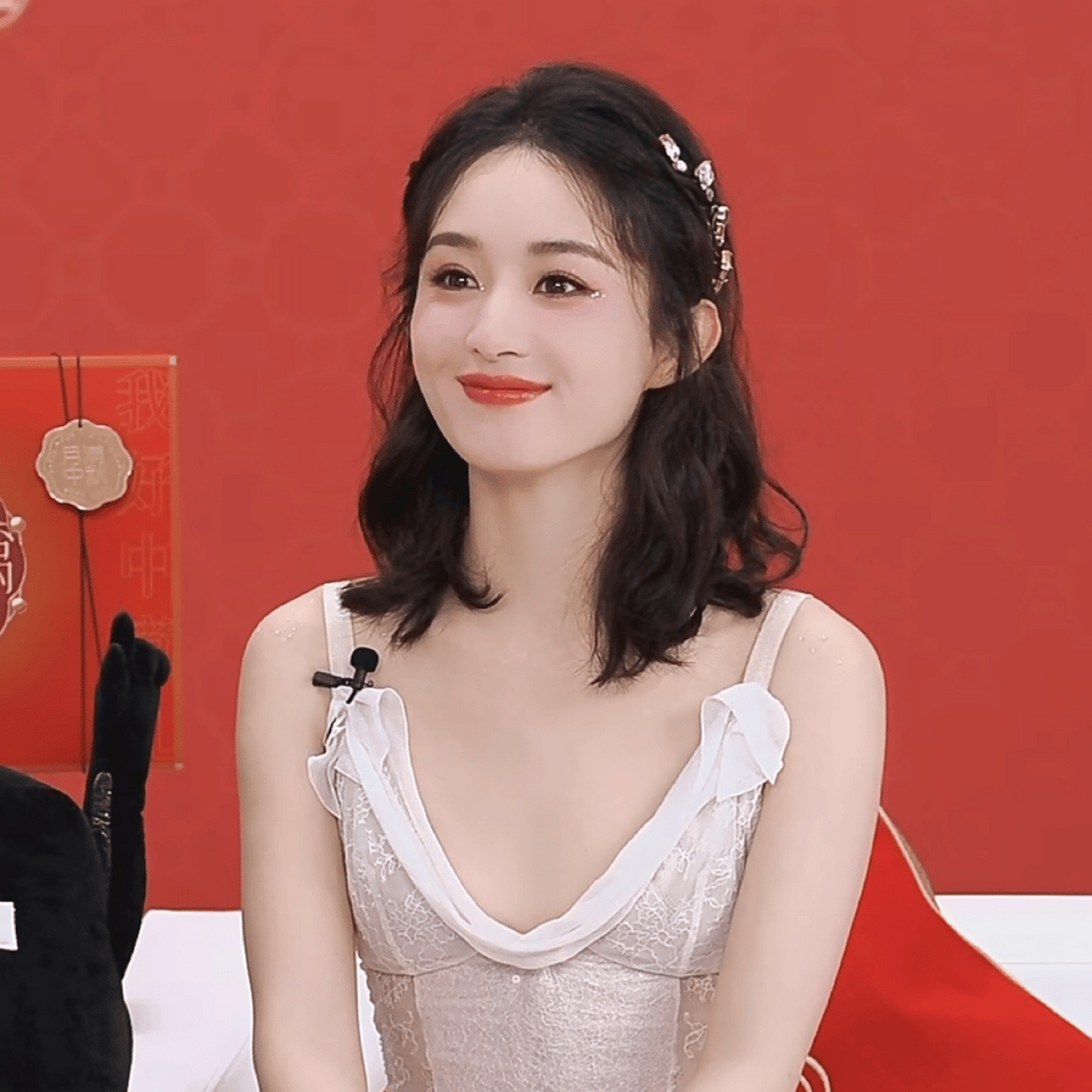 赵丽颖现身品牌直播间,解锁第50套高定,气质温婉又可爱,每一帧都美到