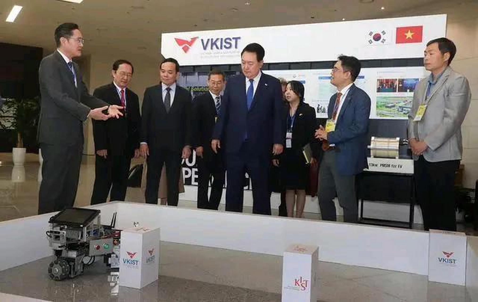 韩国总统访问越南时,特意去胡志明墓前"敬献花圈".