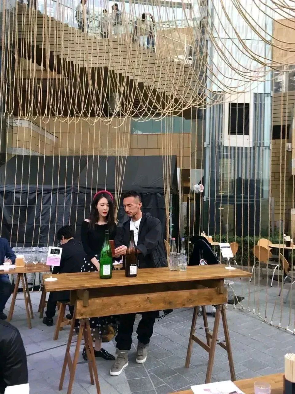 王石妻子田朴珺和中田英寿同框,两人站在一起很有画面感!