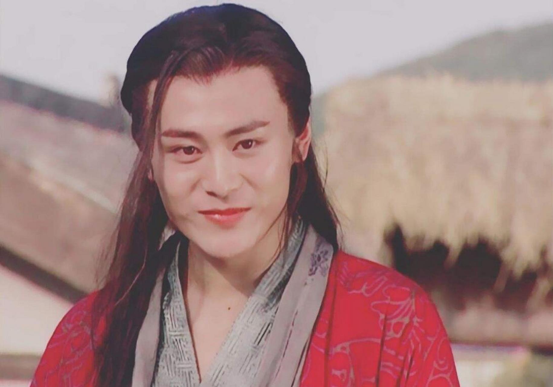 岳不群,华山派掌门,精通紫霞神功,野心勃勃欲振兴门派.