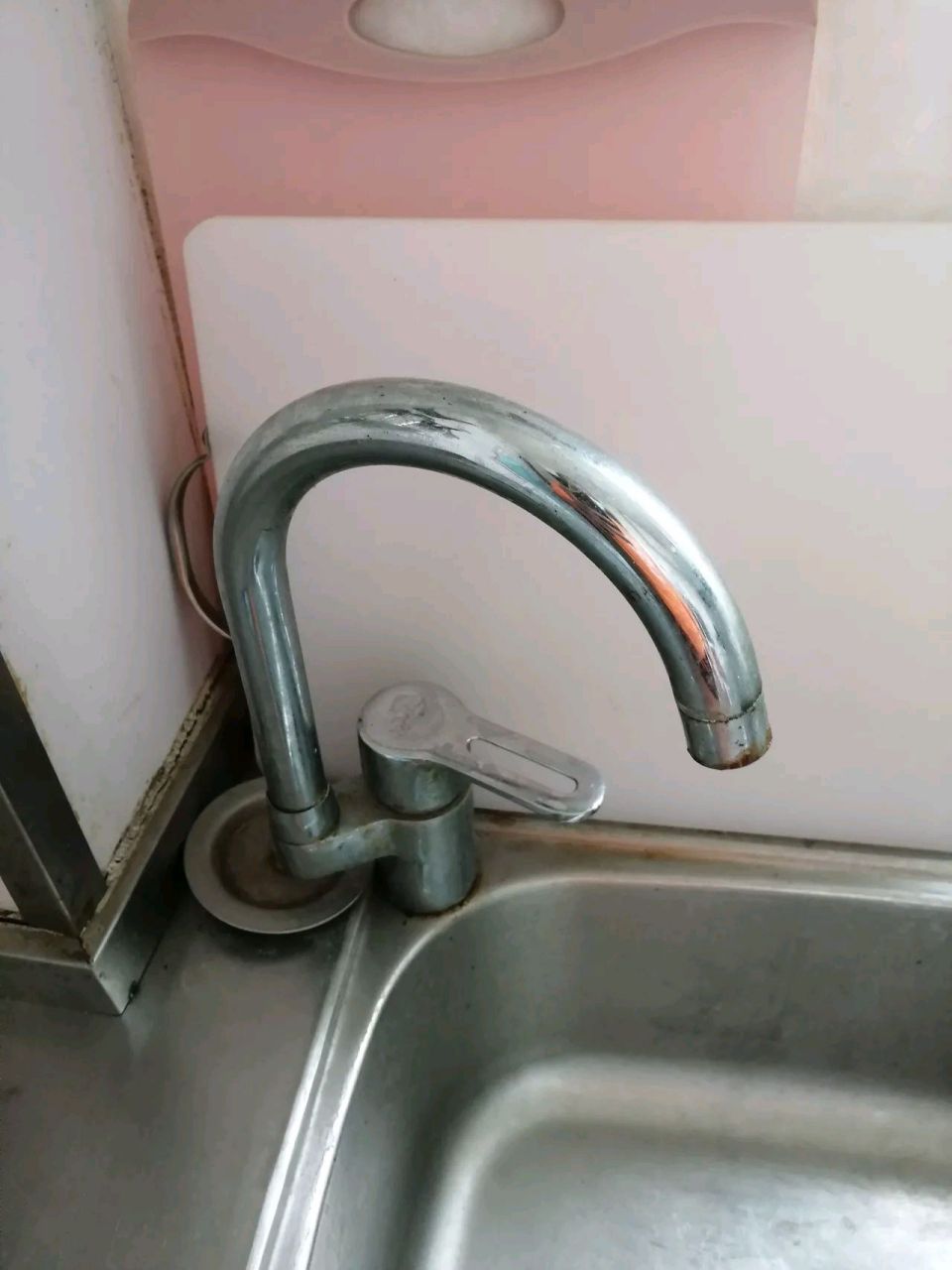 今天更换一个洗菜盆抽拉式水龙头差点翻车,水龙头到比较好拆,人家这个