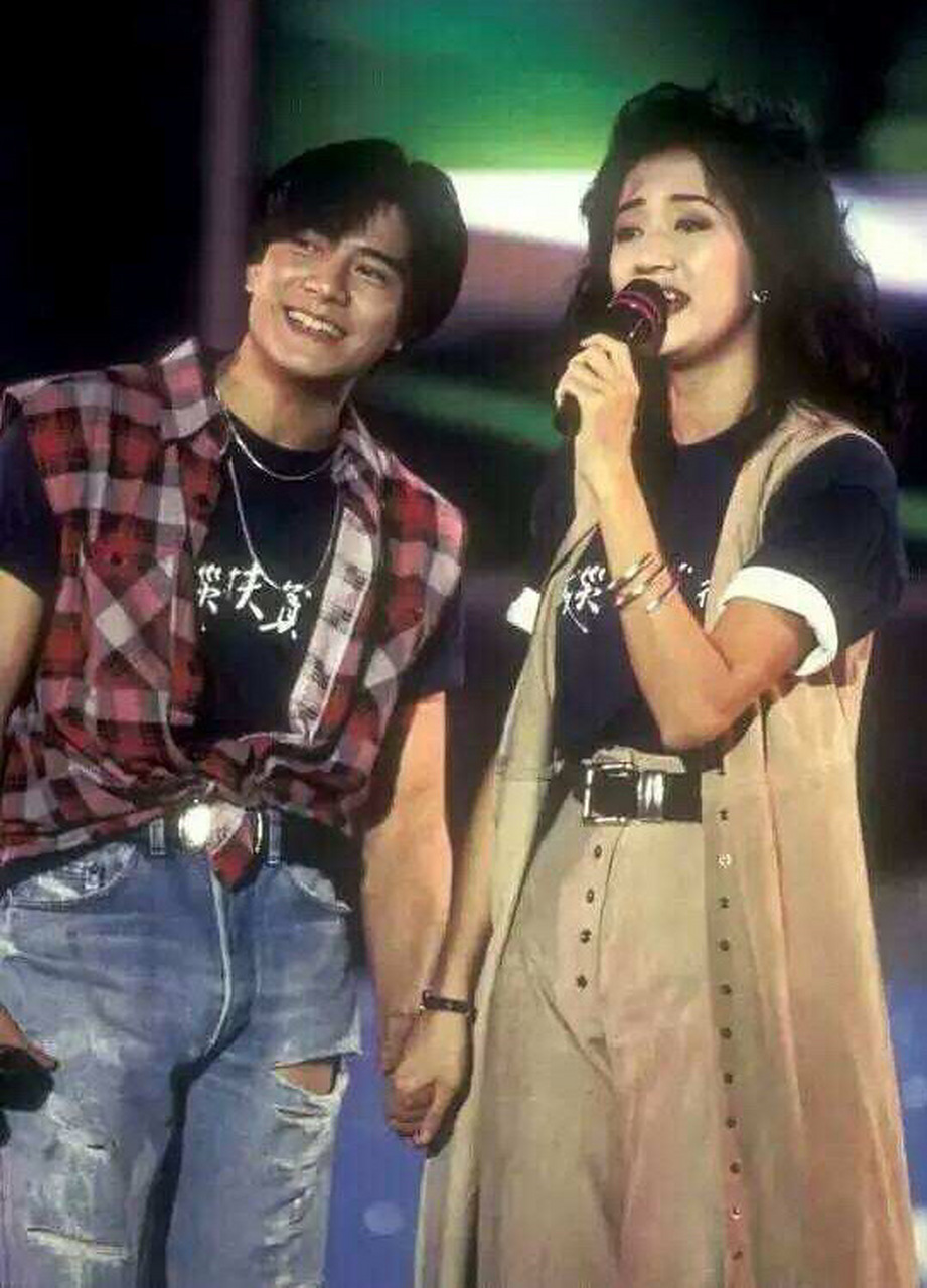 1993年的郭富城和梅艳芳,那时候的城城就已经穿破洞牛仔裤了.