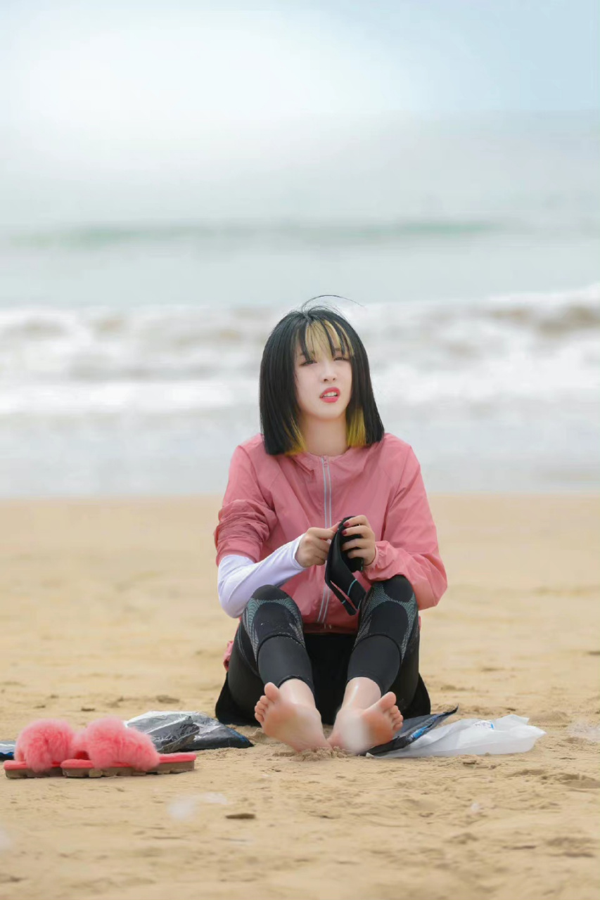 赵小棠光着小脚丫坐在沙滩上,看样子是刚做完游戏.