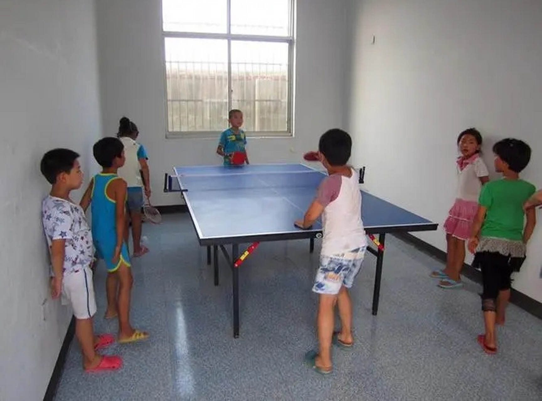 室内打乒乓球真的是一种很好的活动,不仅可以锻炼孩子的手脑眼协调