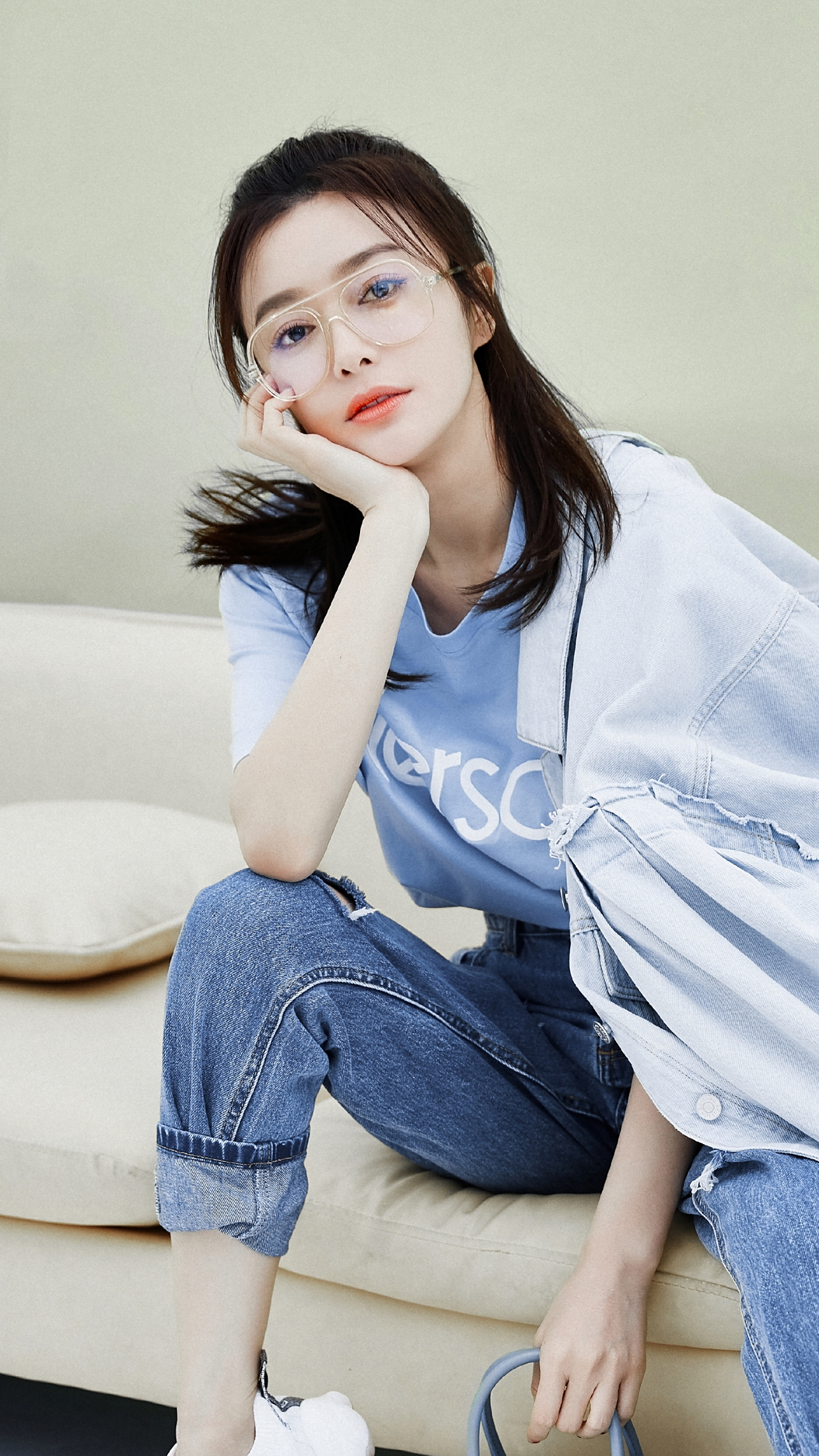 演员秦岚,生活照轻松休闲,礼服照惊艳美丽,你喜欢哪一款造型呢