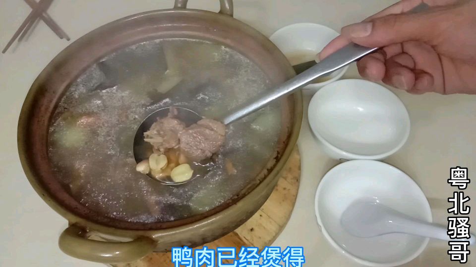 夏季酷热啤酒喝多湿气重,莲子冬瓜老鸭汤,清热解暑祛湿健康美味