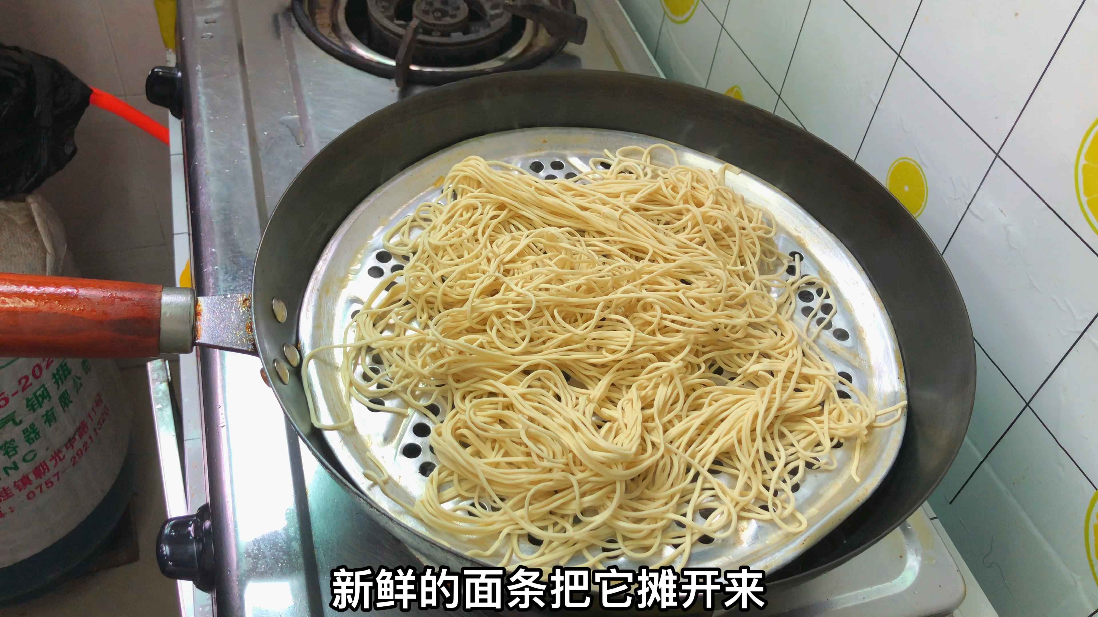 炒“生面条”经常第一步就做错，难怪不好吃，大厨教你特色做法