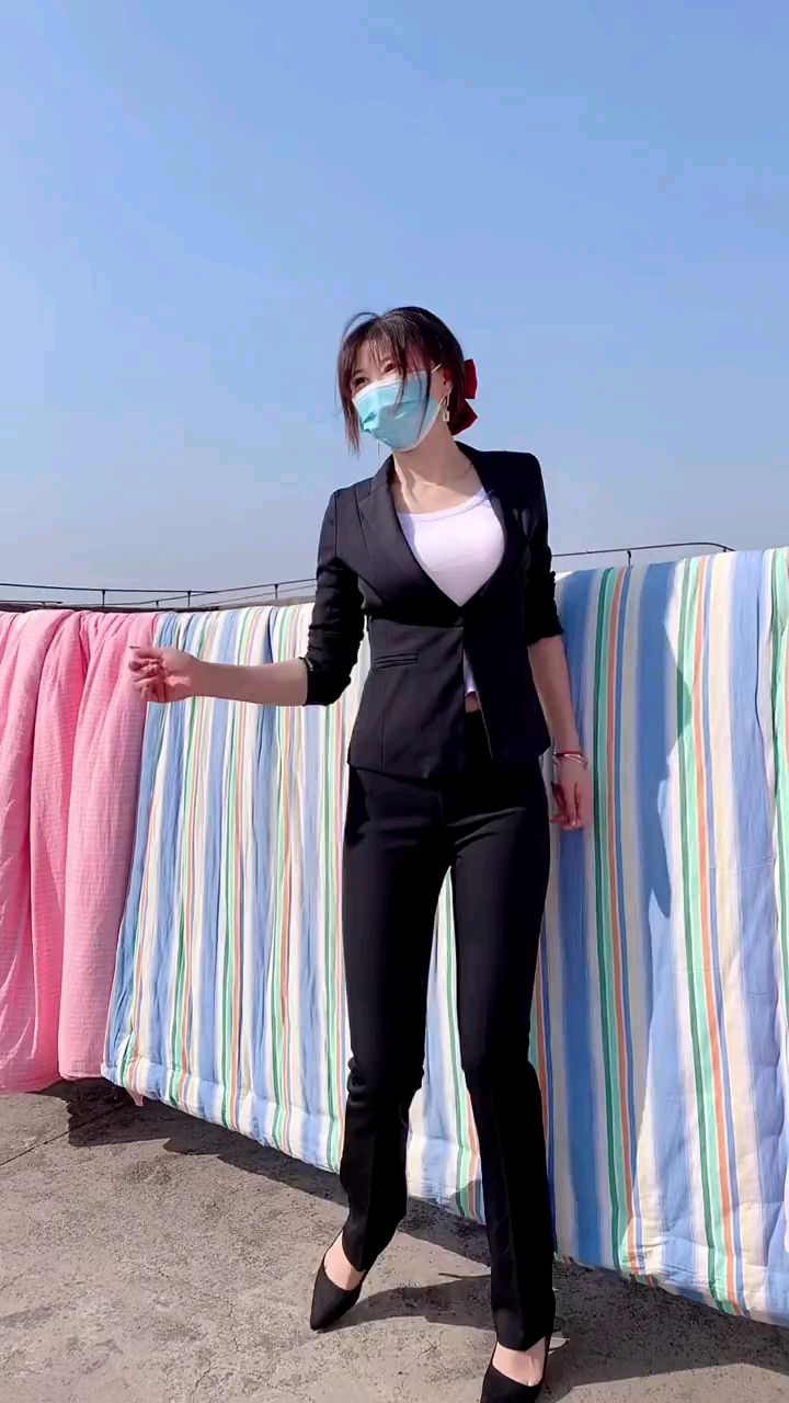 小媳妇晒个被子也不安分