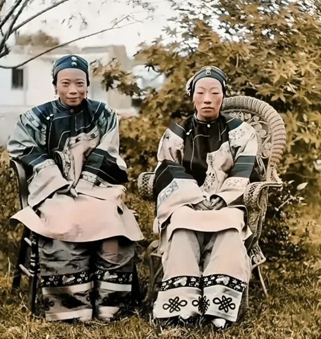 这是晚清时期一位县太爷的两位妻妾珍贵合影,照片中,她们穿着华丽的