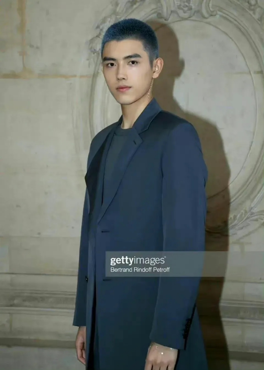 陈飞宇蓝灰色寸头造型