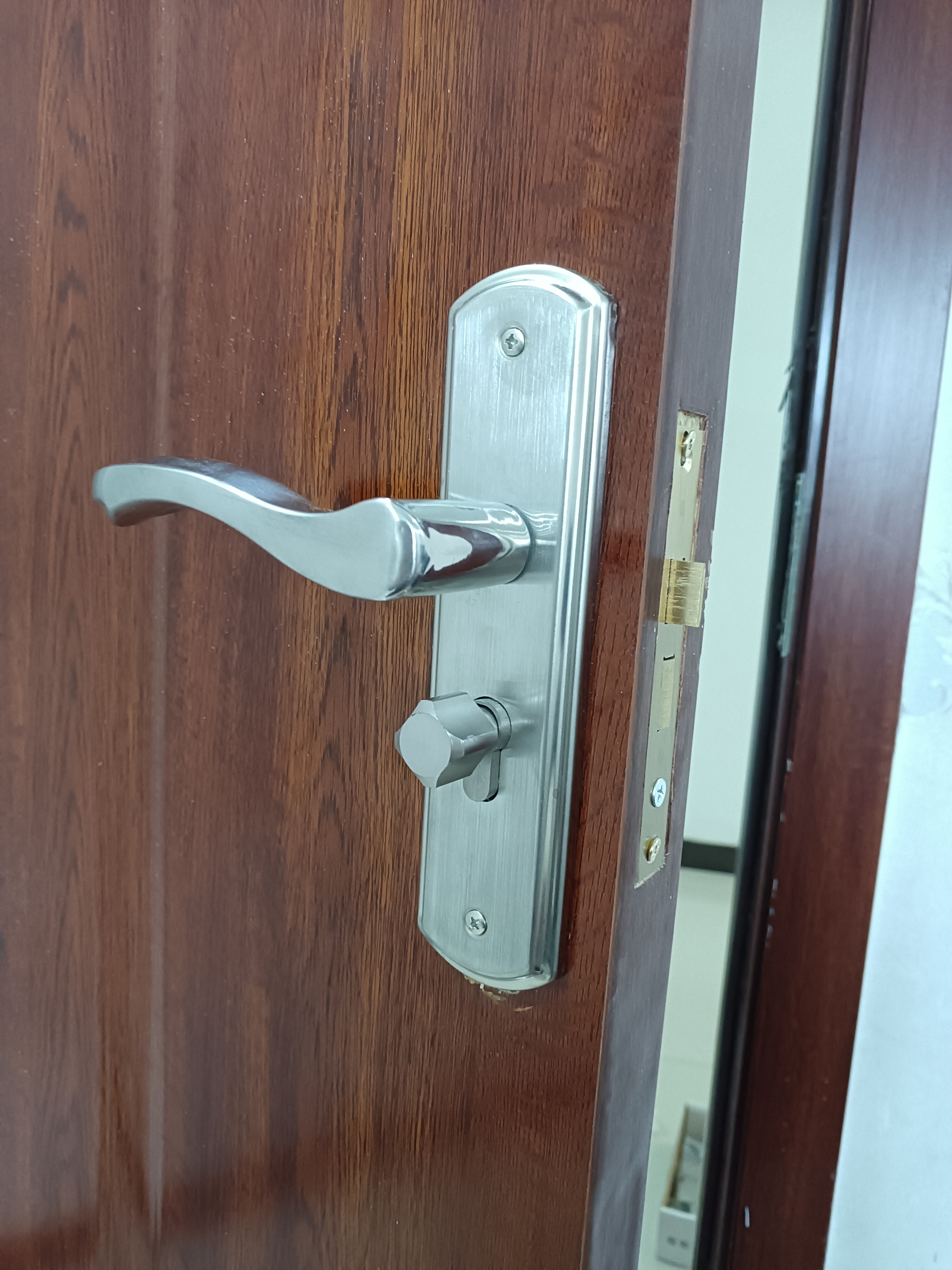 室内门锁更换完成