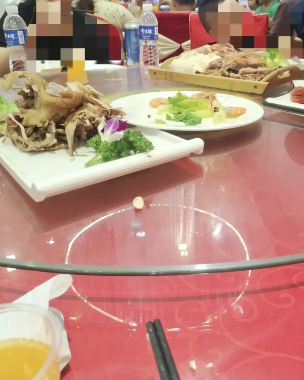 今天去镇上的饭店吃席,刚开始上了几个凉菜,一阵风卷残云就被扫荡一空