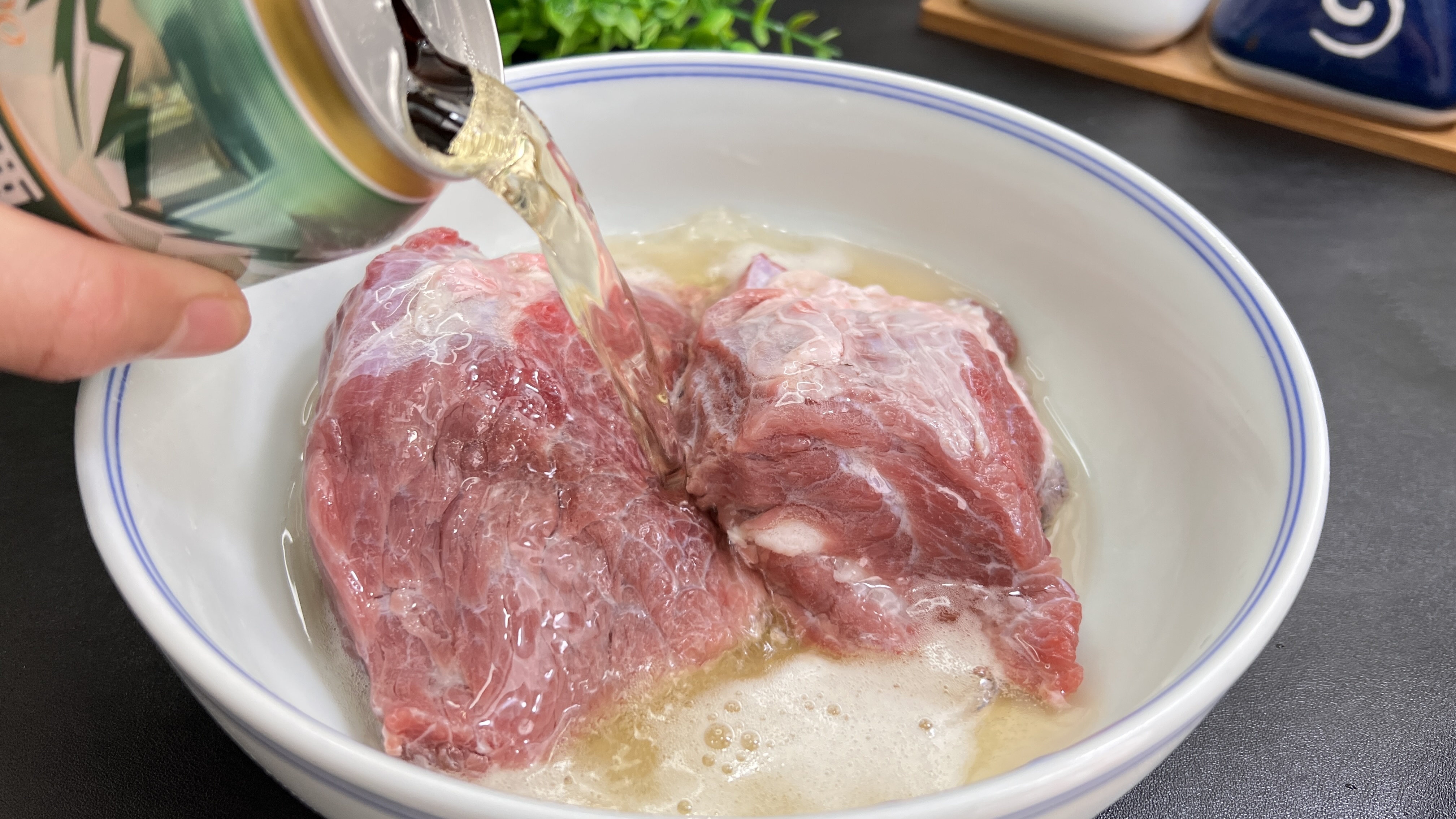 把啤酒倒进牛肉里,瞬间变美食,我家10顿有9顿这样吃,太香了