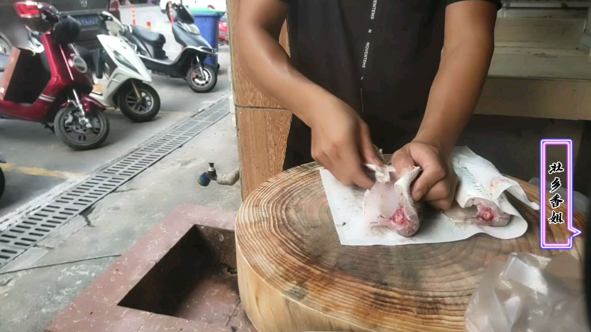 在菜市场买到这种赤眼鱼,做一道横县鱼生片,鱼肉吃起来够新鲜的