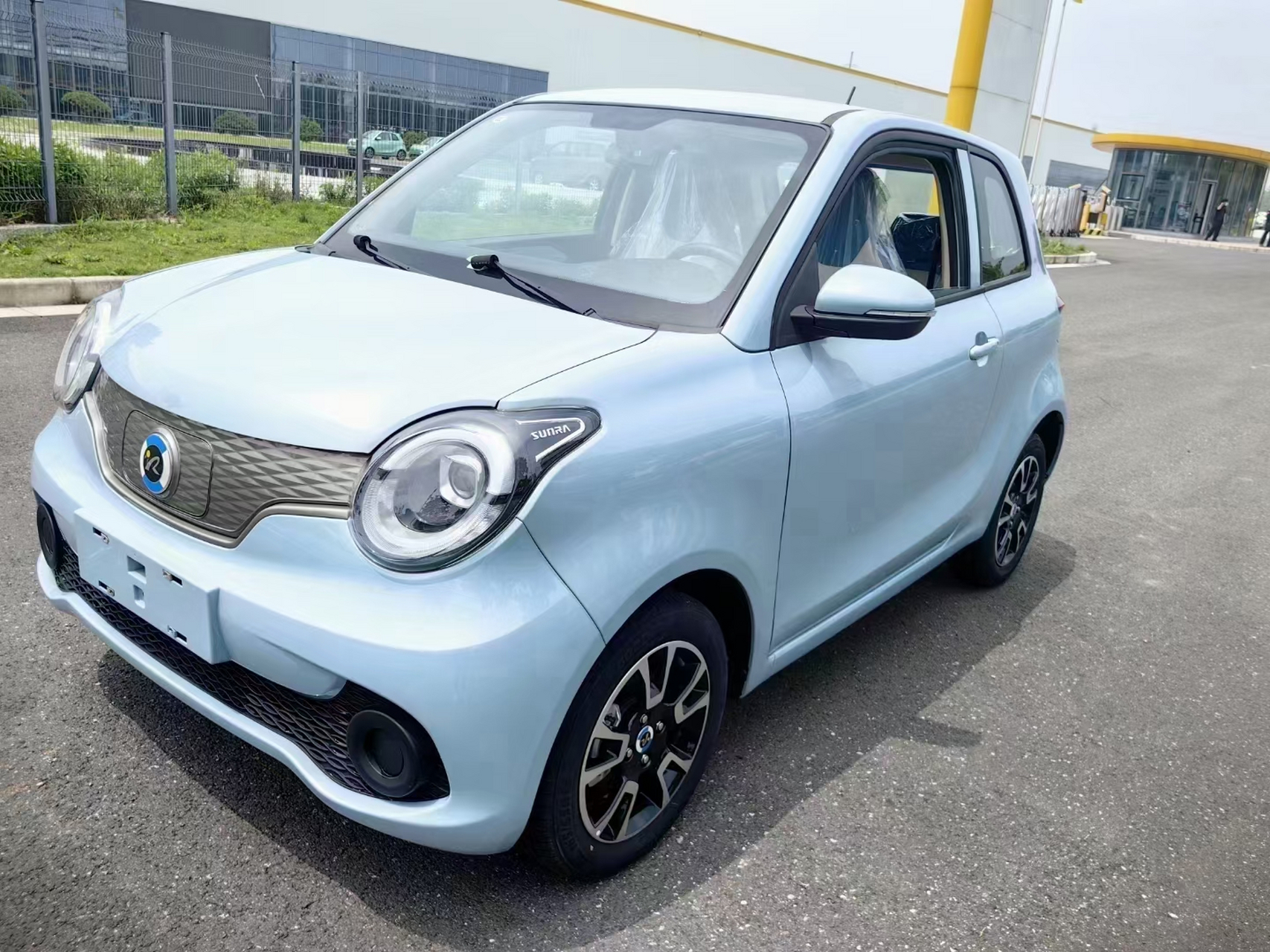 华晨新日i03,续航318,指导价98800 快慢充,空调,倒车影像 .