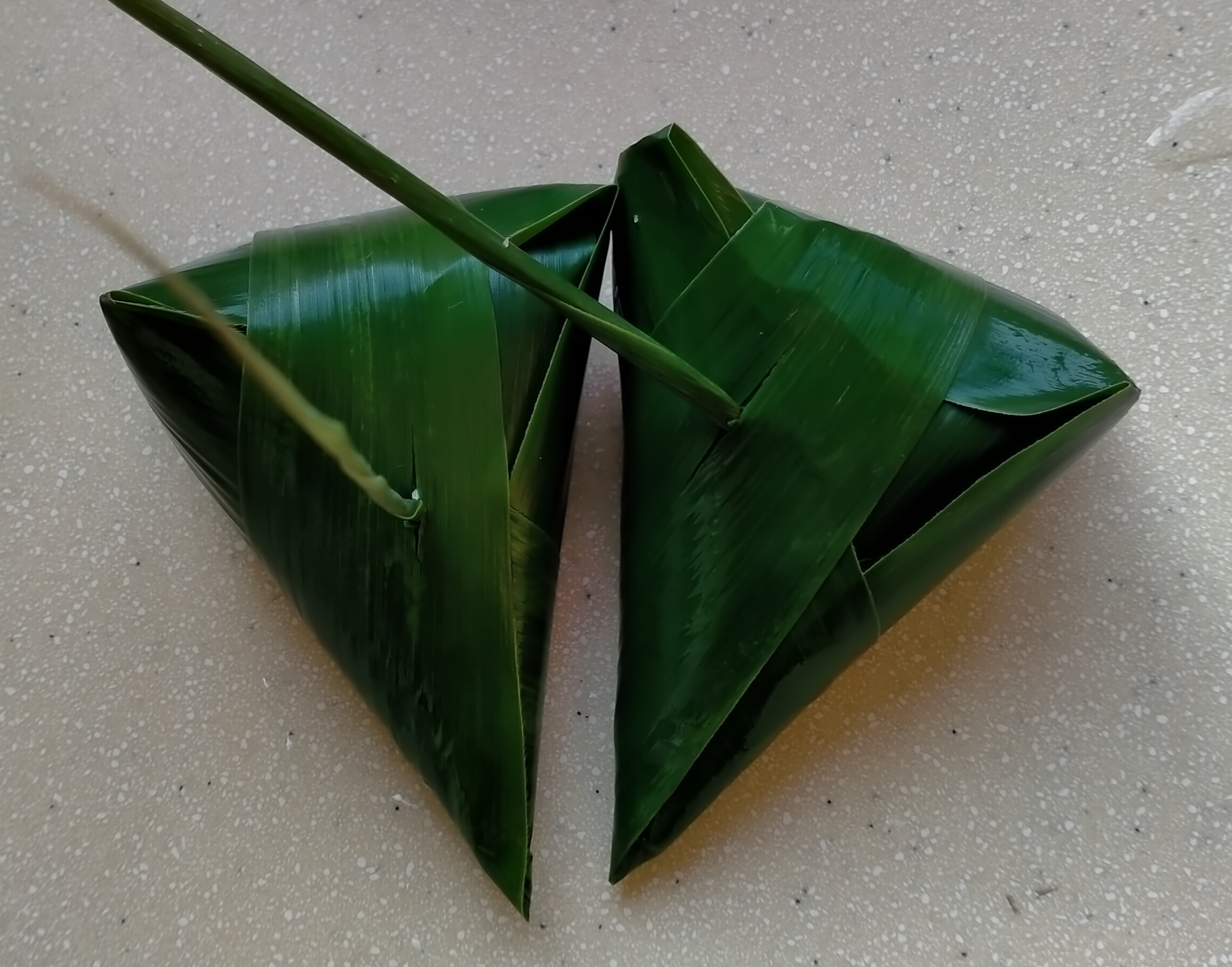 吃粽无需待端午 冷冻箬叶包粽子