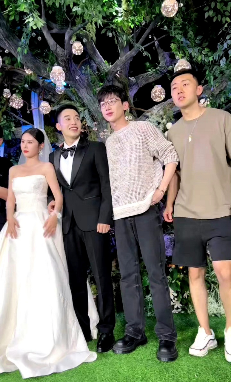 白敬亭参加发小婚礼了