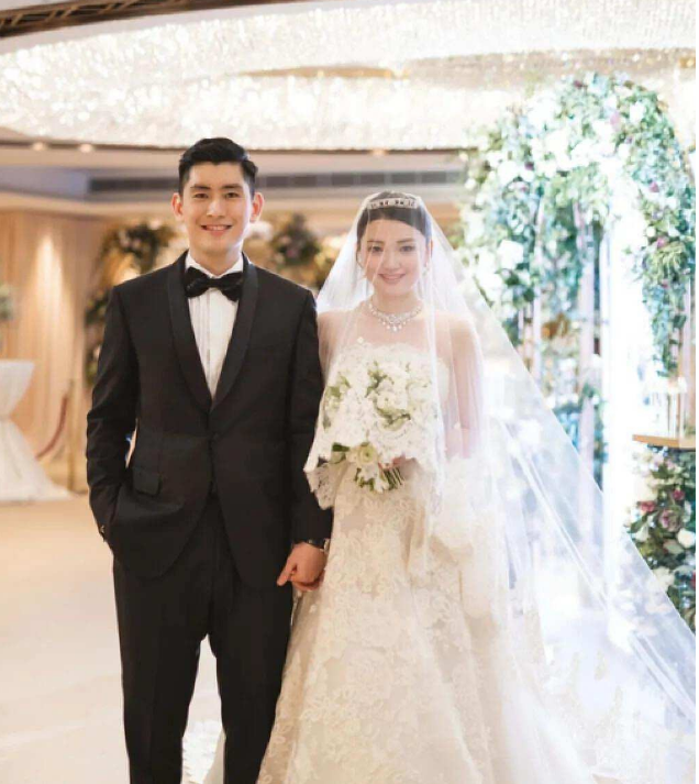 富力长公主李嘉颖和父亲生活形成巨大反差,父亲濒临破产