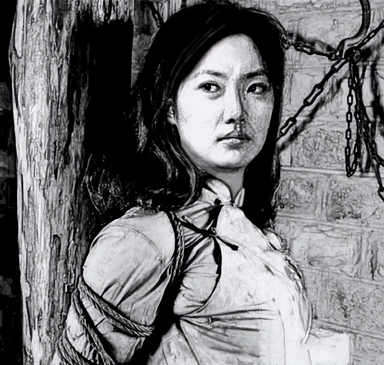 1946年,女战士贺飞霞落入敌人手中,为了逼供,疯狂的敌人扒去她的上衣