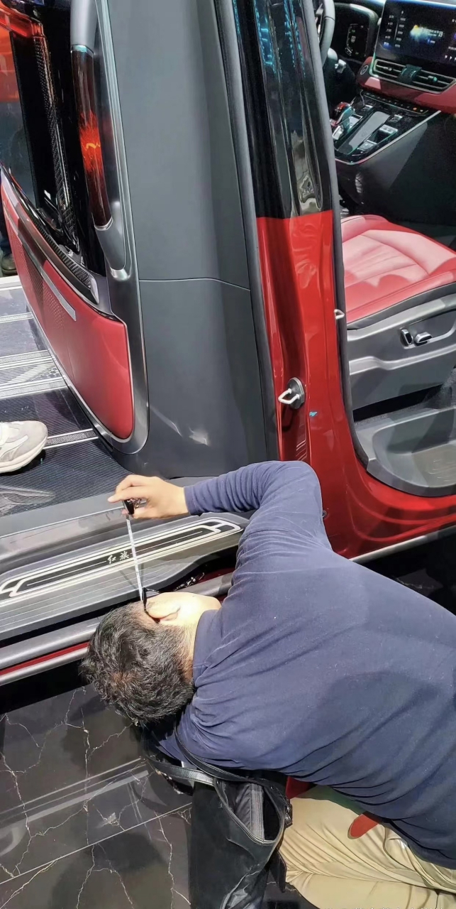 日本工程师在中国车展上偷师,以前我们都误会众泰皮尺部了