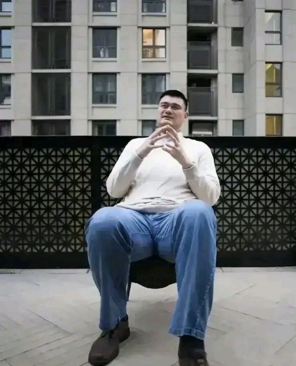 姚明的身材发福了不少,看样子暴饮暴食的后果确实很严重