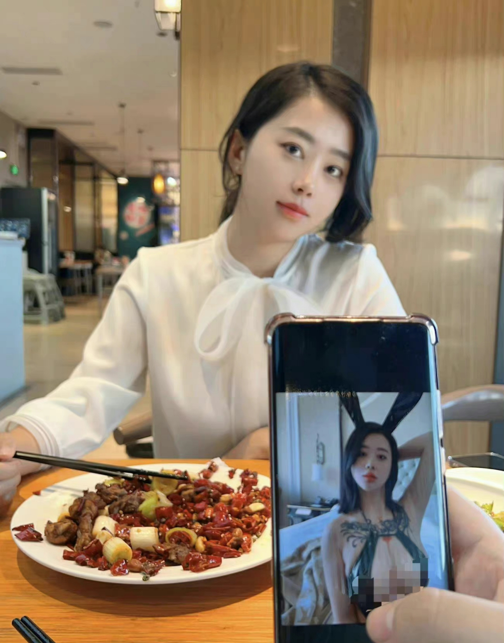 这是张老师本人?看不到纹身还真认不出来!