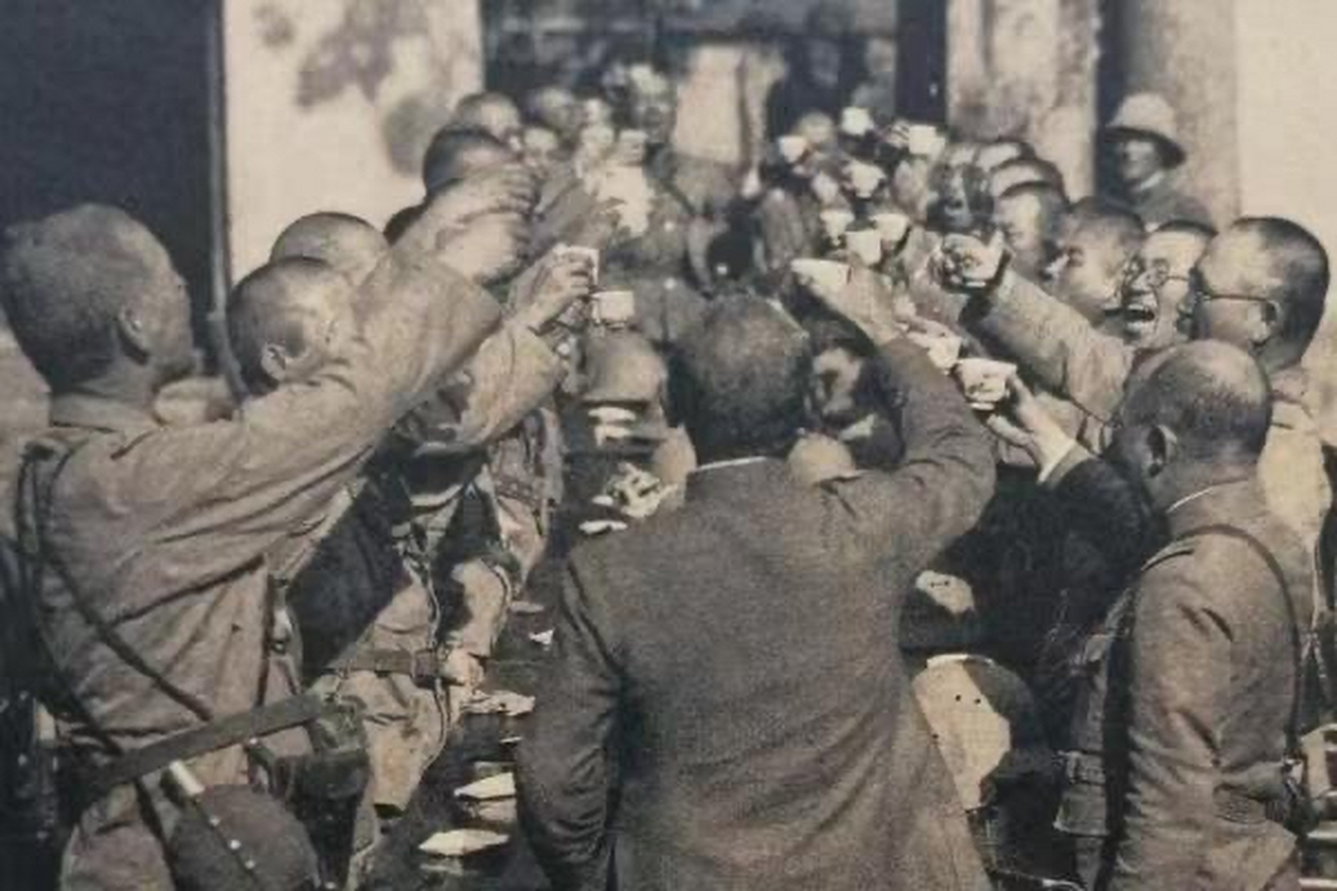 1937年,在大连的日军举行庆祝会时,一位厨师挥舞着菜刀,杀了一名大佐