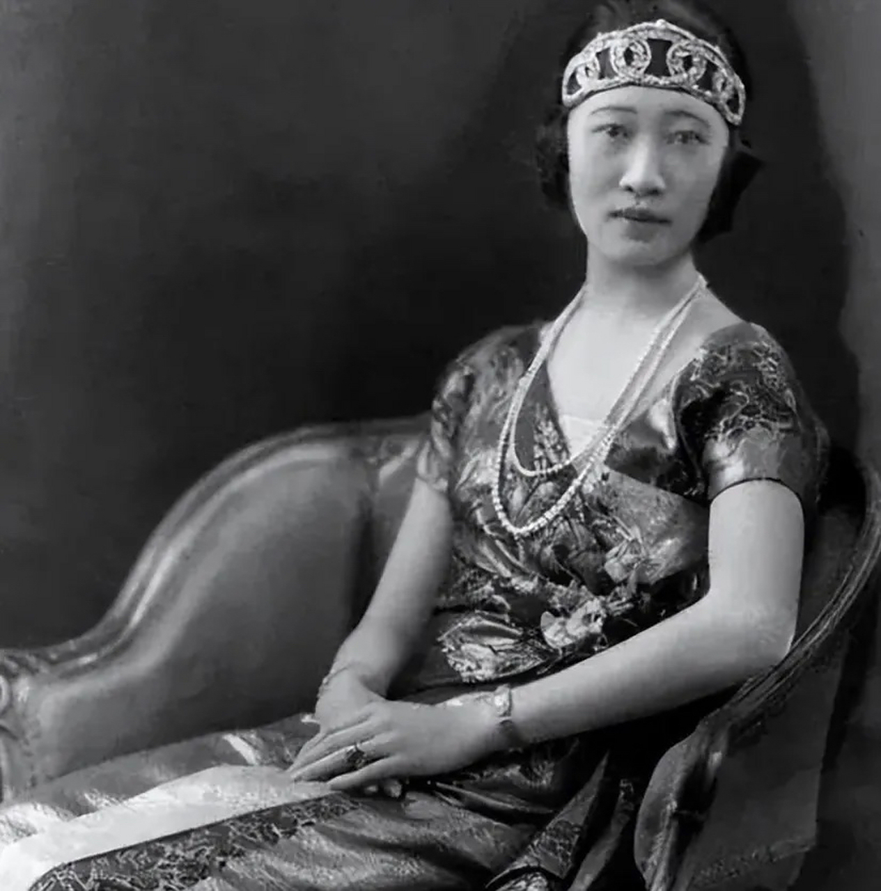 1959年,顾维钧趁妻子黄惠兰睡着,偷偷溜进严幼韵的房间.