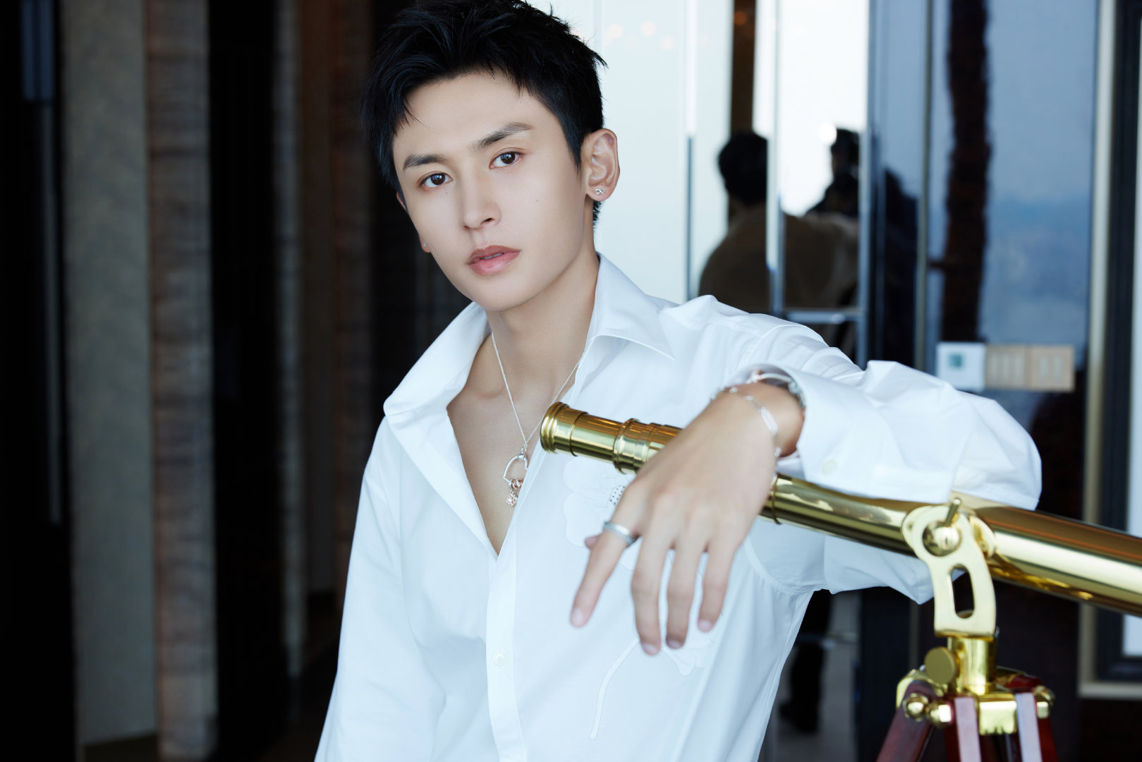 张哲瀚白衬衫图片:瀚瀚又欲又仙