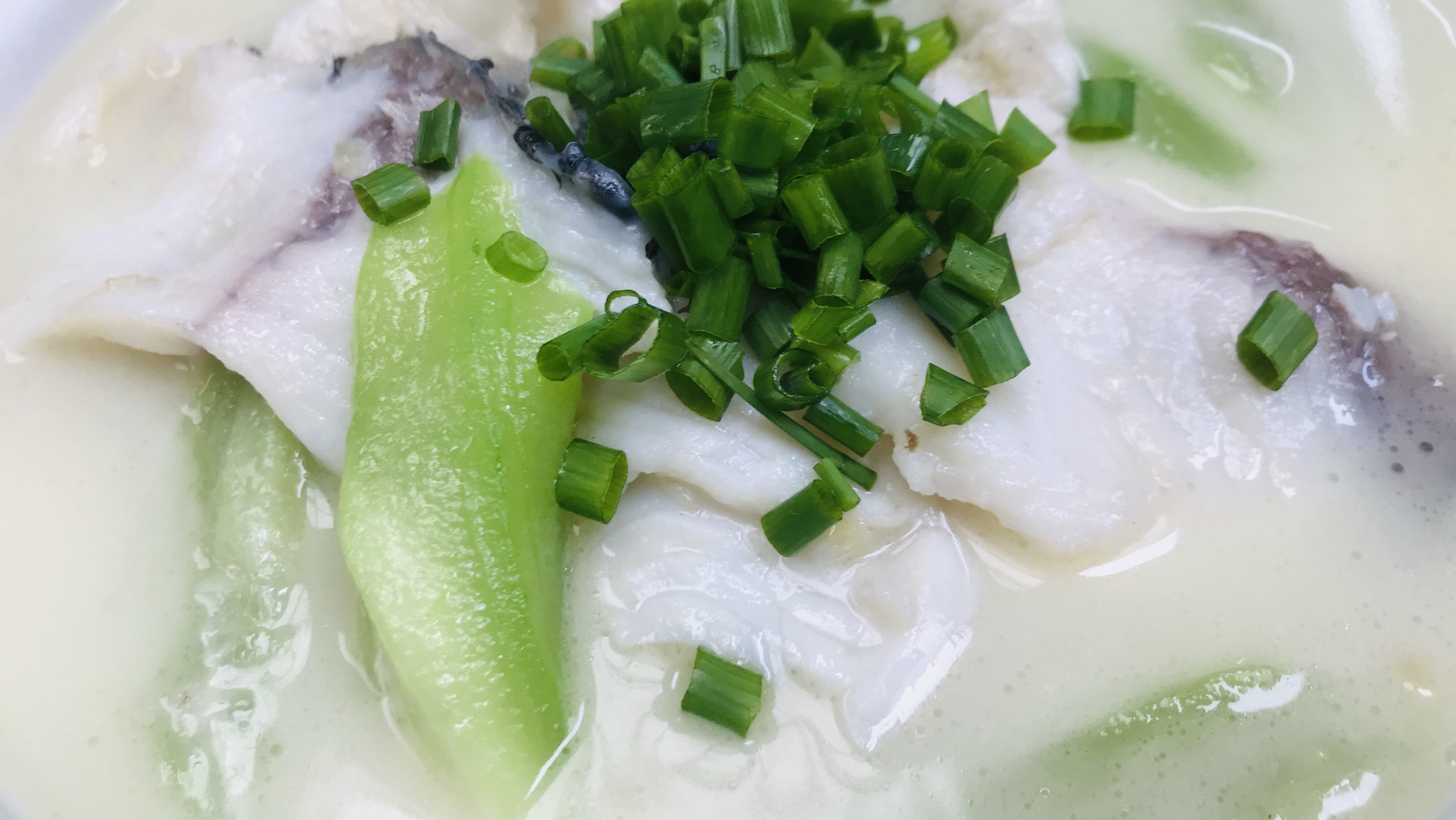 丝瓜和草鱼我只服这种做法,汤白味浓,营养美味,全家人都爱吃