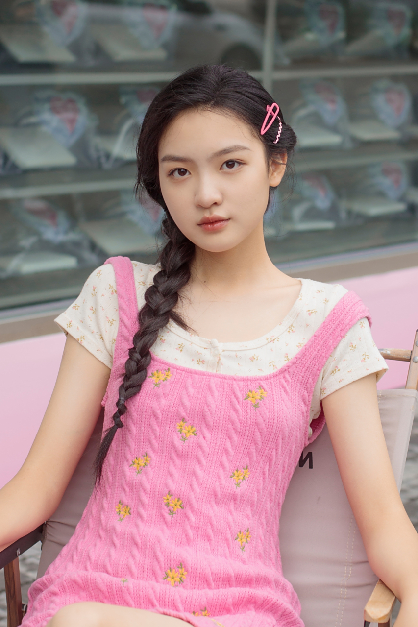 甜美麻花辫女神～刘亦然