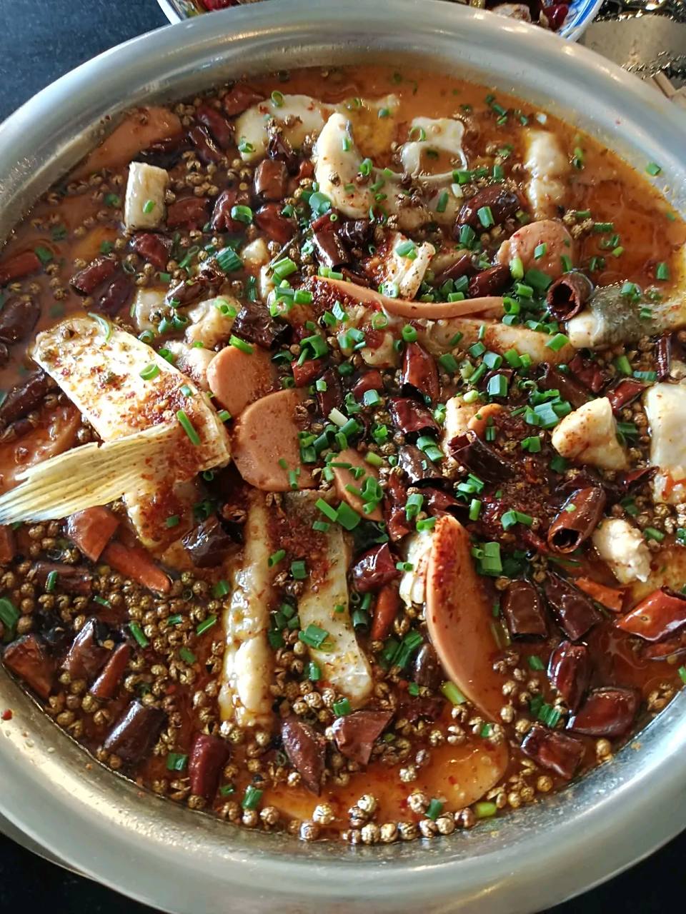 这是我中午做的重庆来凤鱼,为了突出江湖菜的风味,我特意在出锅淋油的