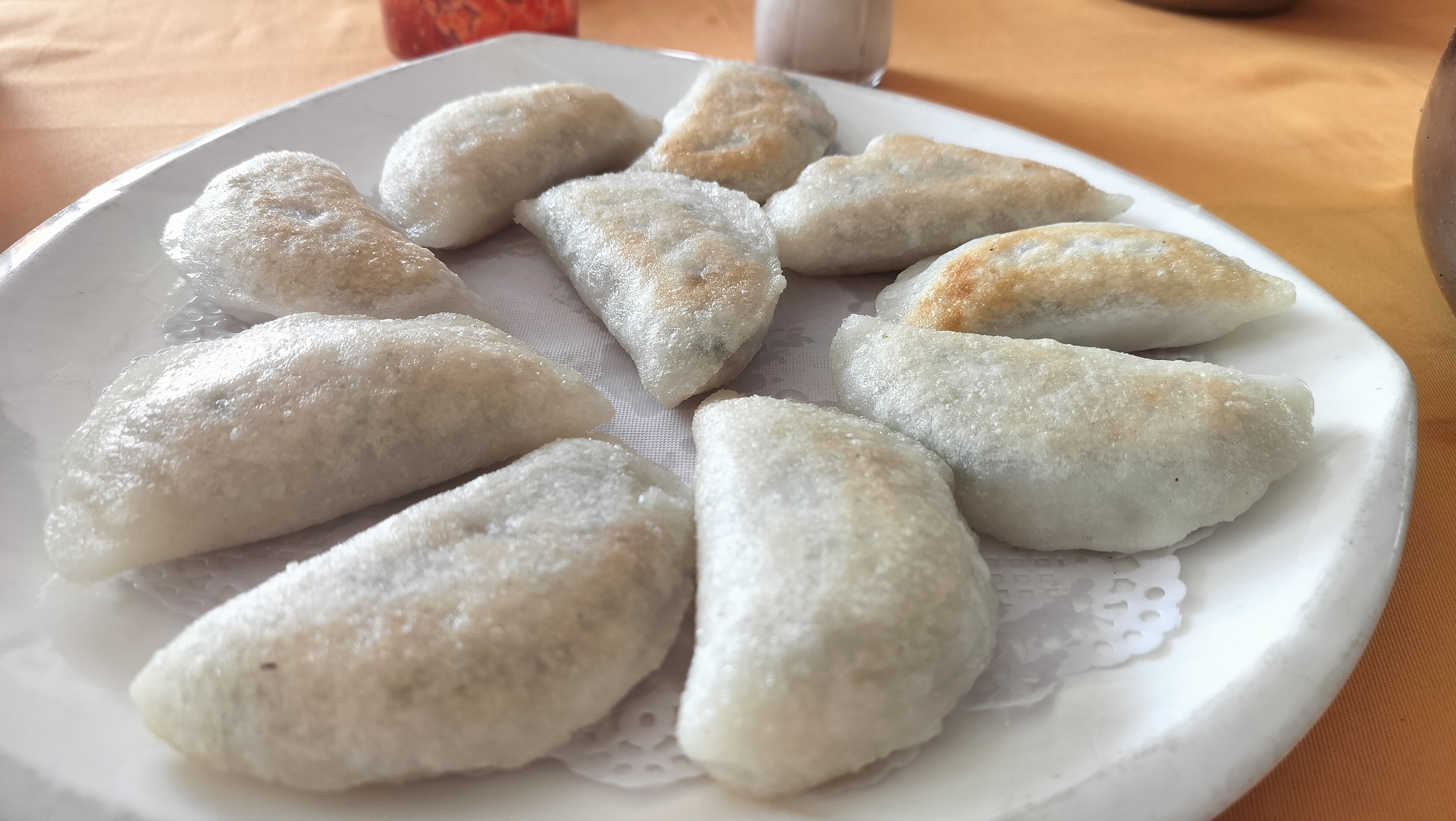 开平沙塘镇沙东路近河边的一间餐厅,据本地人说,这里做的咸汤丸和饺子