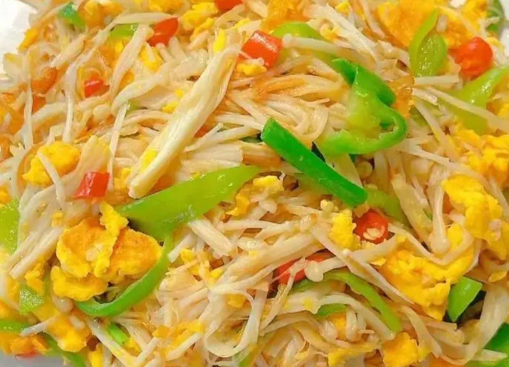 我的美食分享#  金针菇炒鸡蛋  准备食材:金针菇,鸡蛋,青椒,蒜末