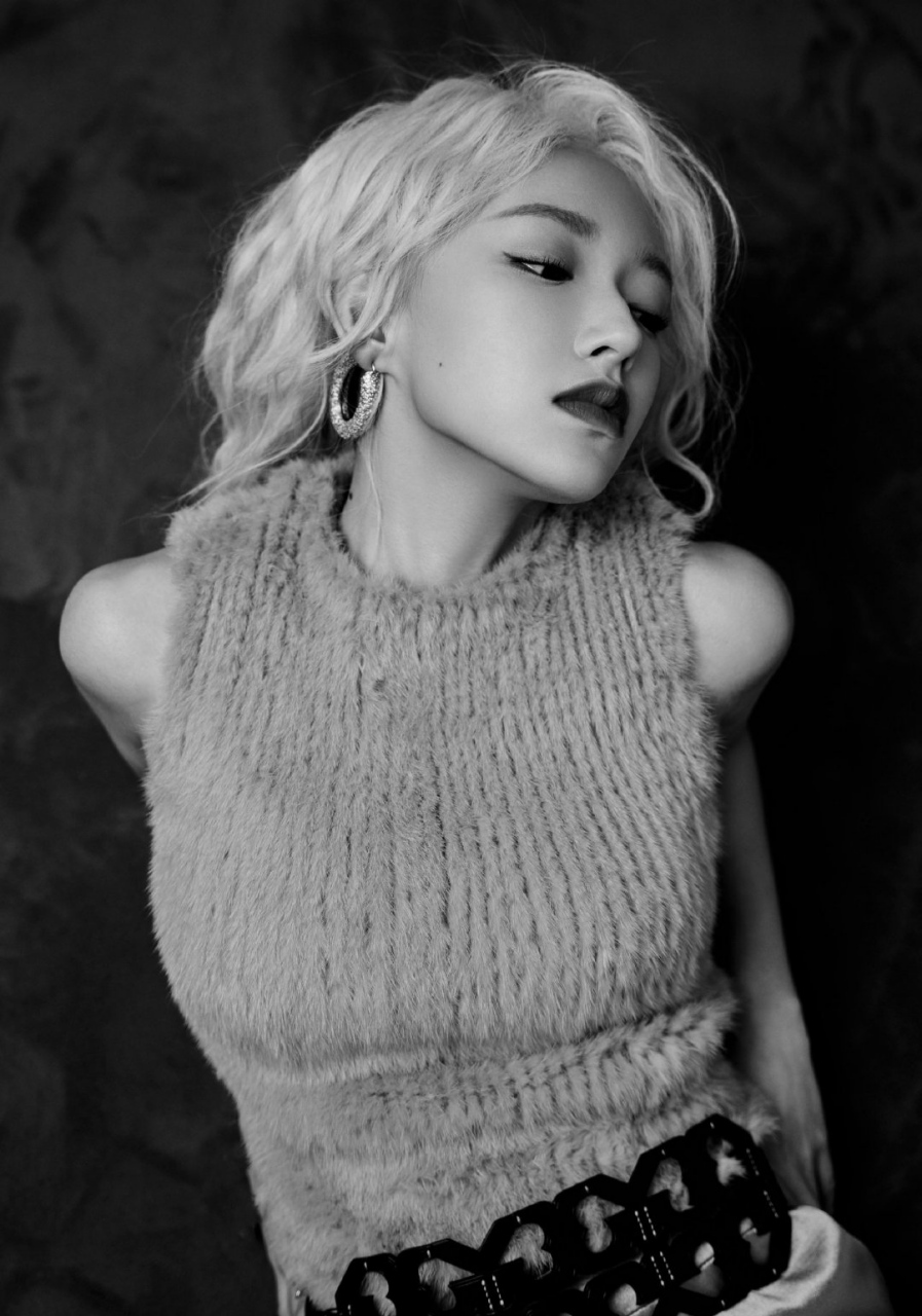 程潇# 金黄色大波浪卷发披肩,性感迷人的红色嘴唇,甜美酷辣,风情万种