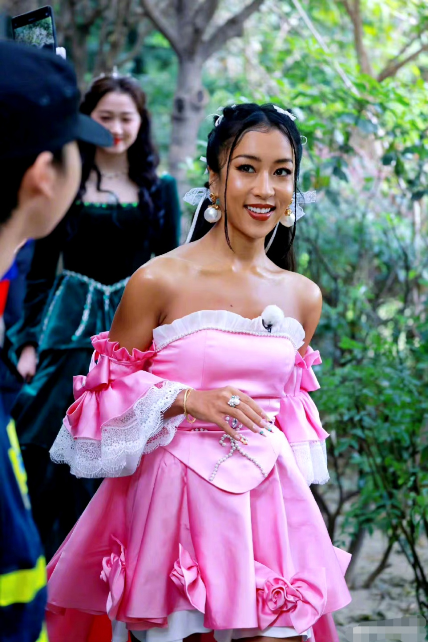 吉克隽逸 洛丽塔宫廷风造型录制跑男,自信的人最美