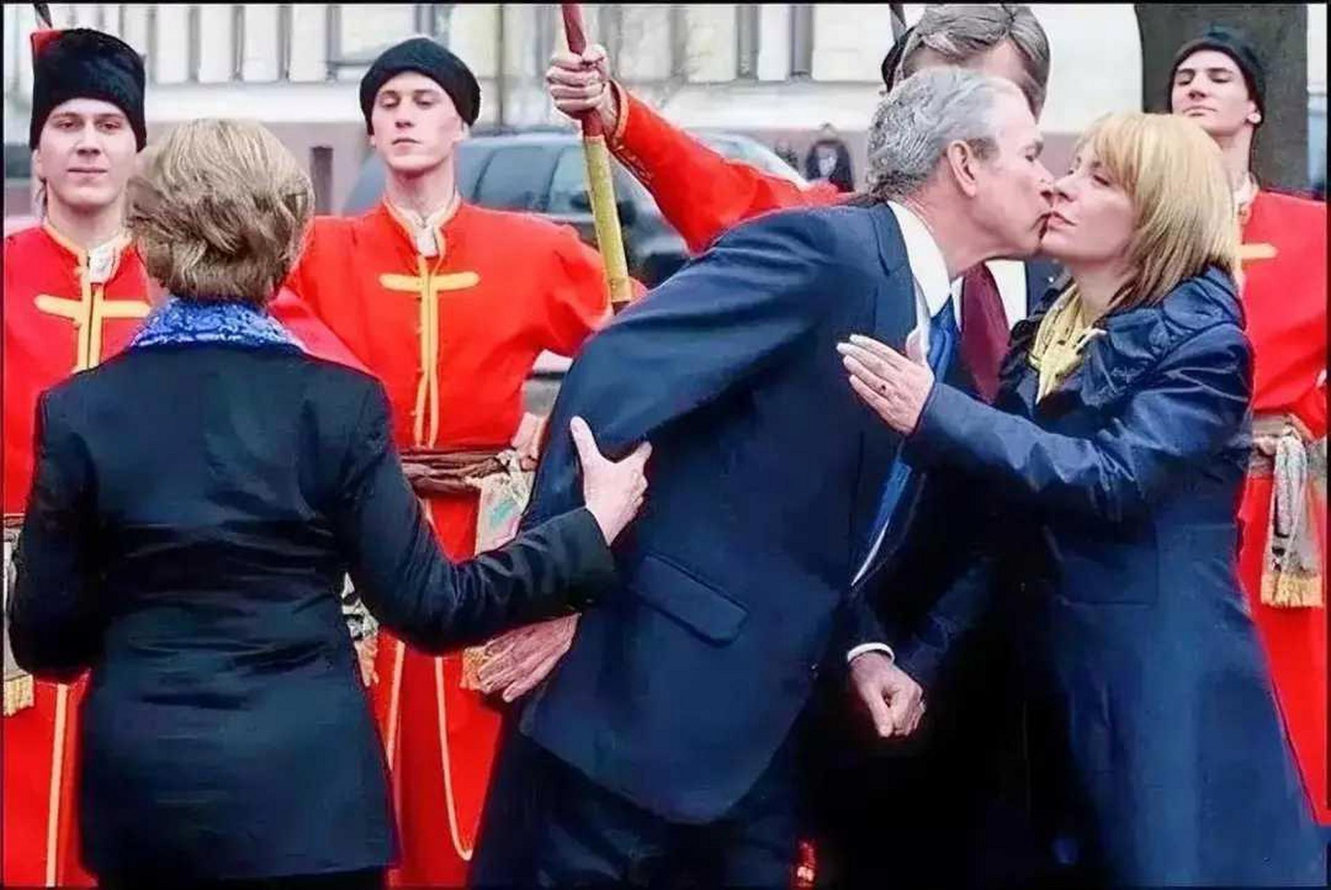 当年,美国前总统小布什访问乌克兰时,在欢迎仪式上,小布什"强吻"了