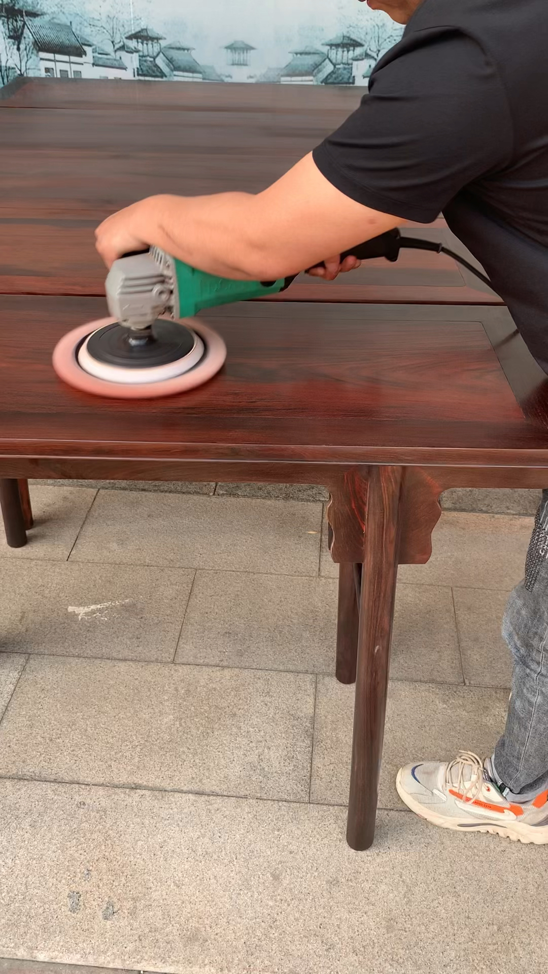 打磨抛光是红木家具制作过程中必不可少的一道工序,更显效果-度小视