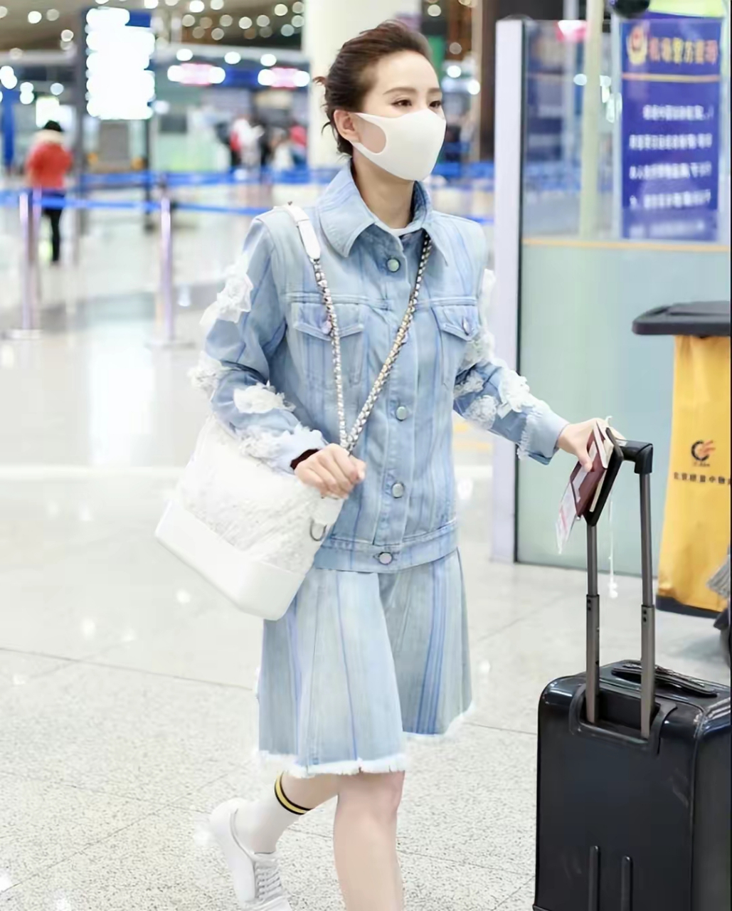 刘诗诗太会穿了,一身淡蓝色的牛仔短裤,展现出青春少女的感觉  何谓